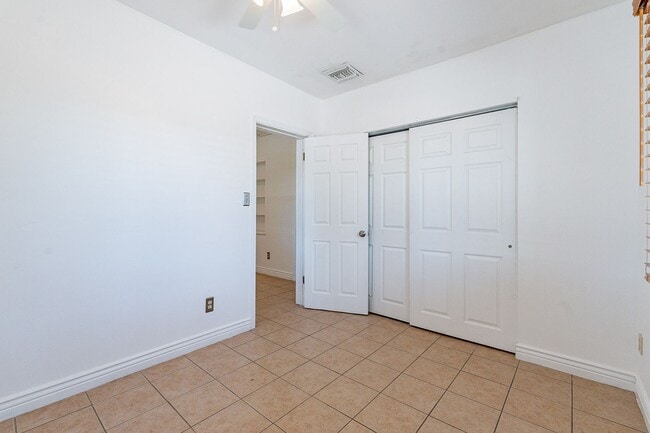 Photo - 327 E Lester St