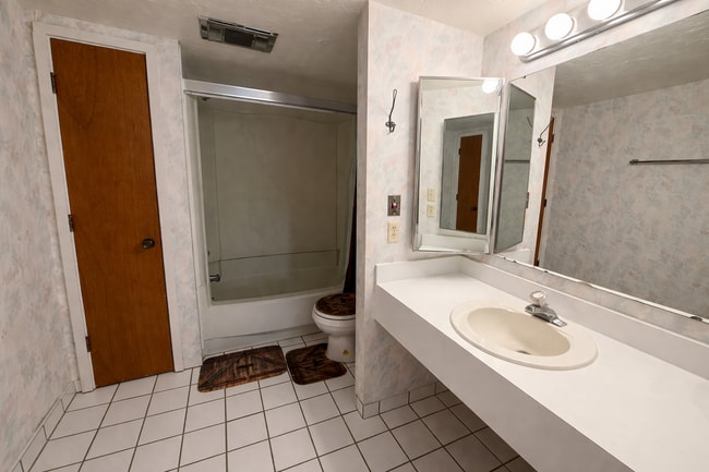 Photo - 940 Tennis Way