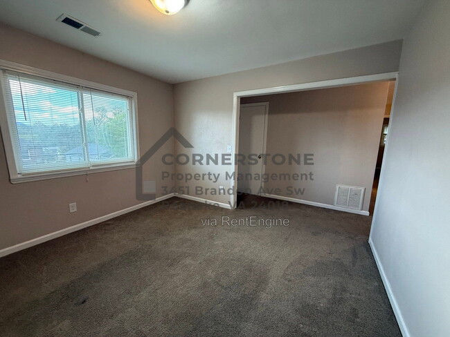 711 Riverland Rd SE