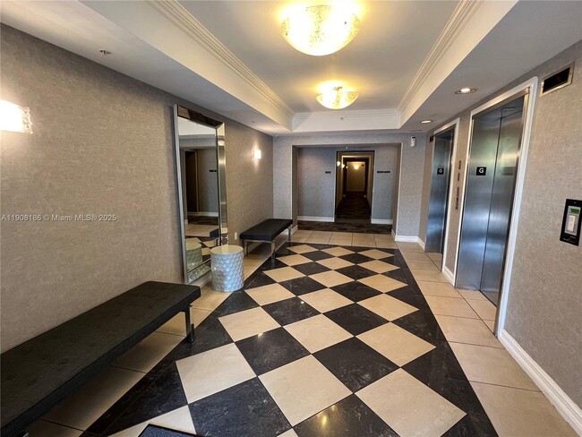 Building Photo - 1900 Van Buren St Unit 305B