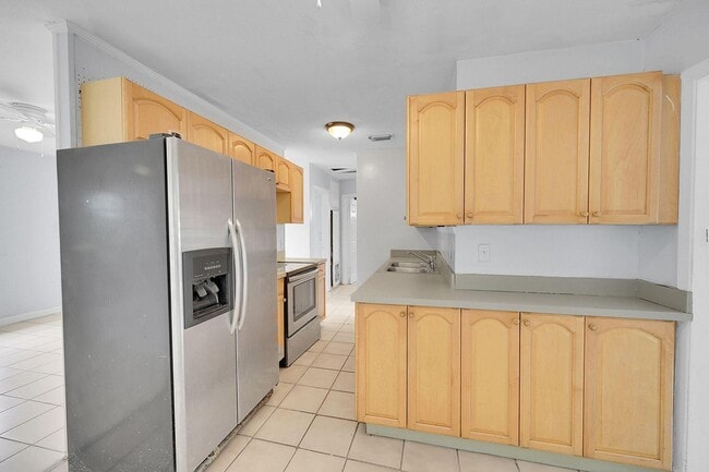 Photo - 1645 W 31st St