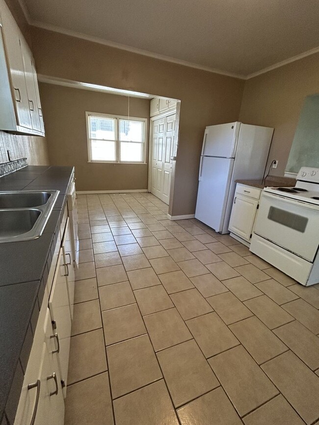 Photo - Nice 3 Bedroom 1 Bathroom - Large Corner Lot!