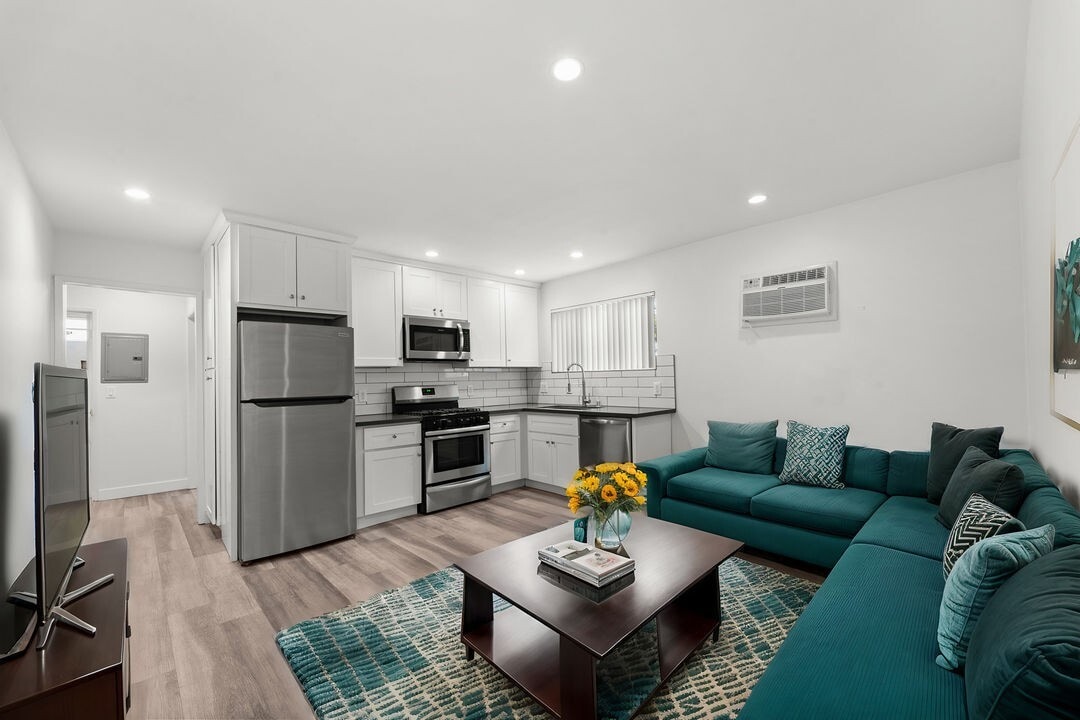 Photo - 925 W 30th St Apartment Unit 14