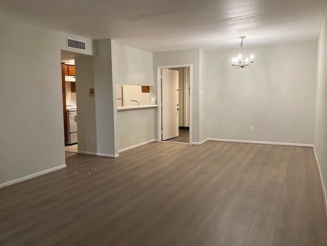 Building Photo - 3075 Walnut Bend Ln Unit 33 Rental