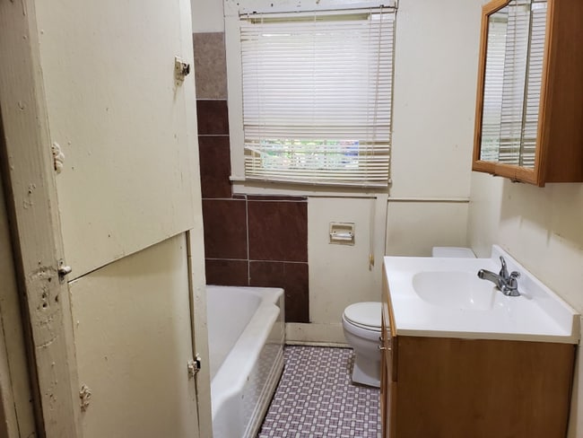 Photo - 2002 Senator St