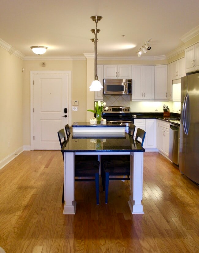 Photo - 6831 Main St