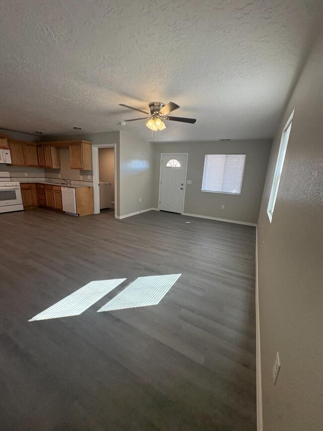 Photo - 1600 W 12th St