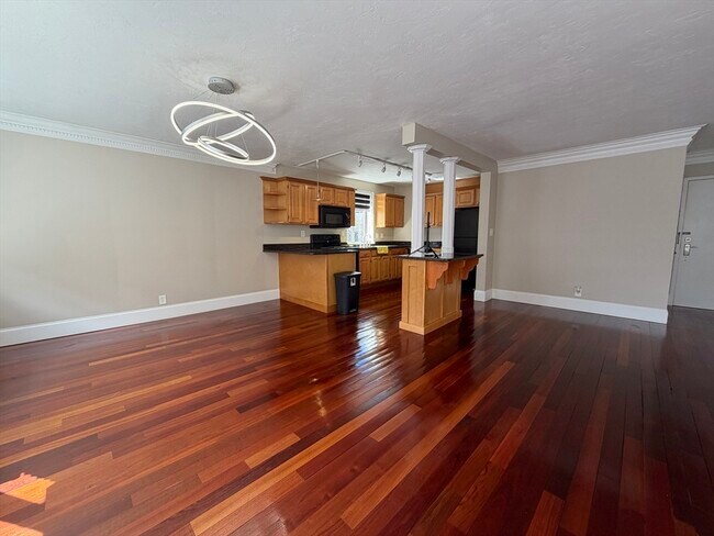 Photo - 2 Hammond Pond Pkwy Unidad 203