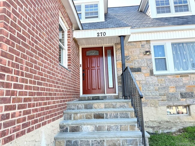 Building Photo - 270 Gainsborg Ave E Unit 2nd Floor