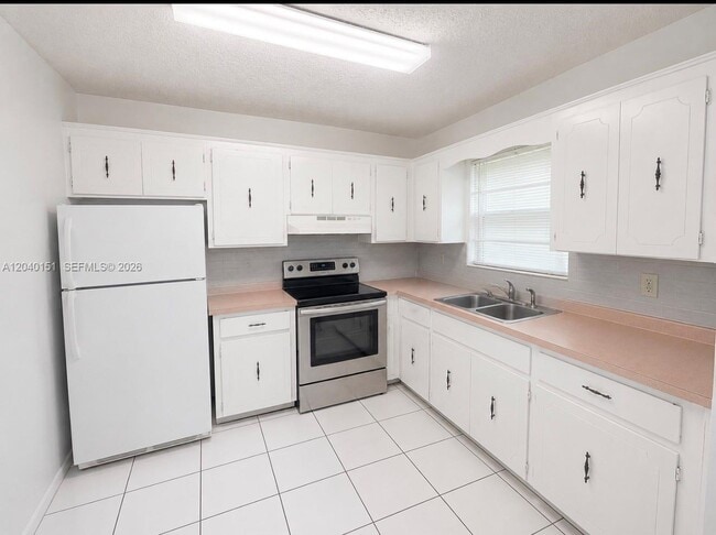 Building Photo - 5771 SW 36th Ct Unit 301