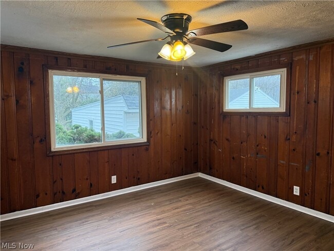 Photo - 1427 E 252nd St