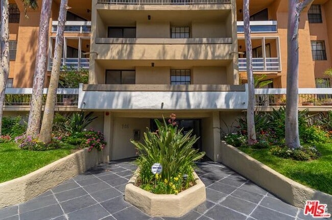 Building Photo - 750 N Kings Rd Unit 308 Rental