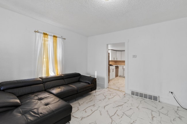 Photo - 307 E Oak St