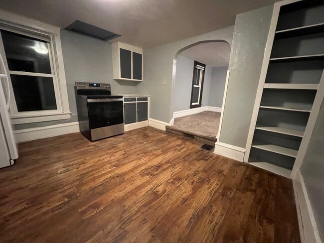 Building Photo - 310 Superior St Unit Upper