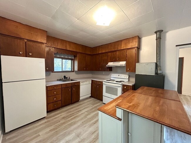 Photo - Cottage Style 1 Bed Home with a Large Yard...