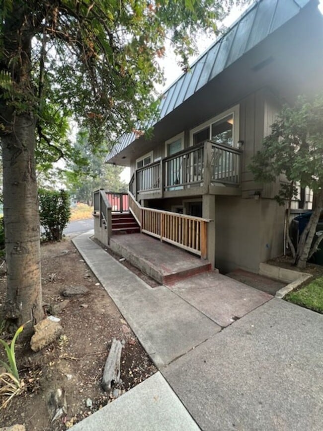 Building Photo - M35 Unit #2