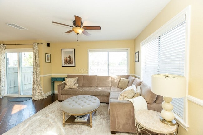 Photo - Beautiful 3 bed / 2.5 bath / 1,150 sqft Town Home in walking distance to Vista Village