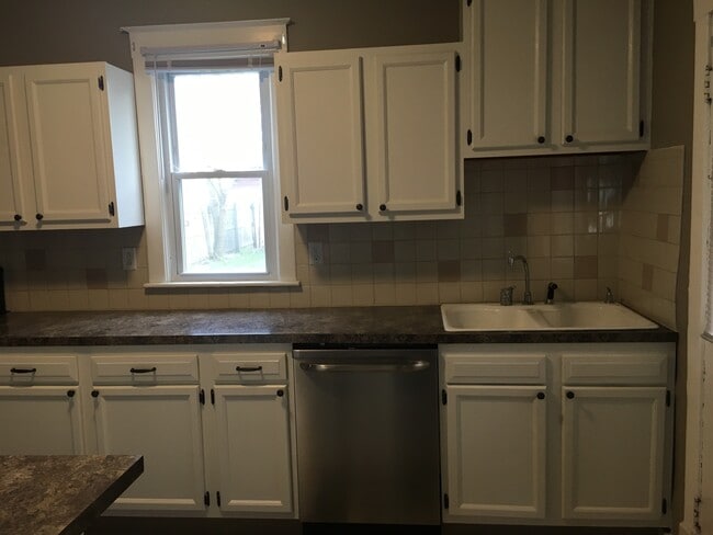 Photo - 936 Crescent St NE