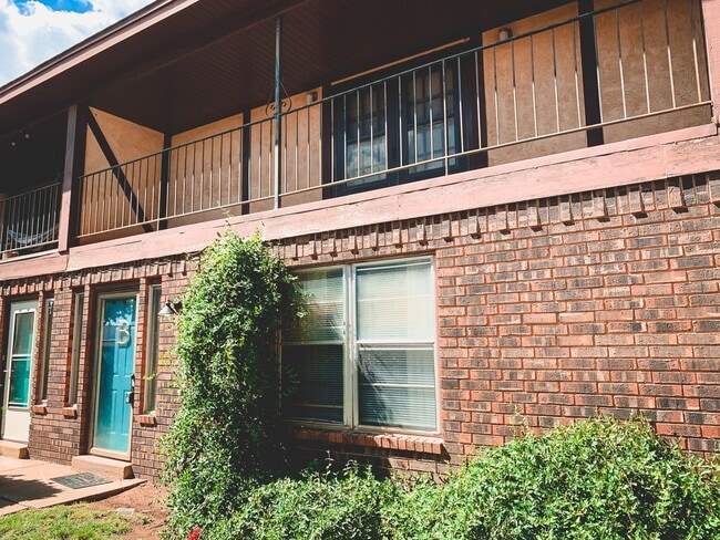 2 Bed Townhouse with Garage! Convenient Lo... - 2 Bed Townhouse with Garage! Convenient Lo...