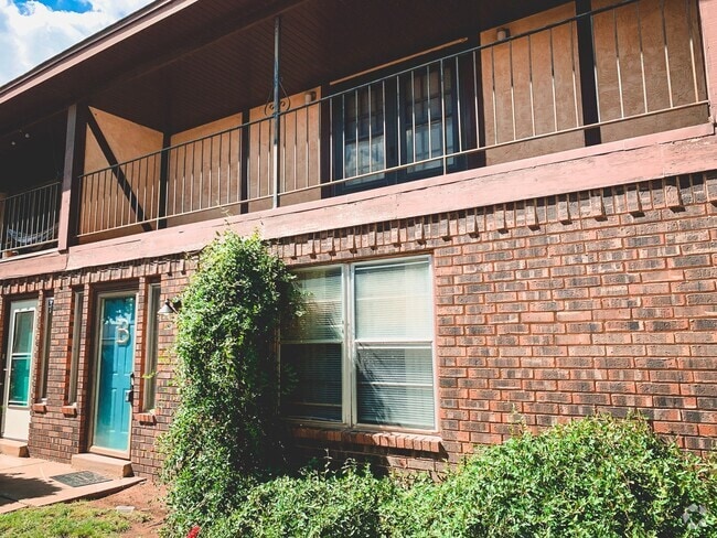 Building Photo - 2 Bed Townhouse with Garage! Convenient Lo...