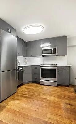 Building Photo - 211 Thompson St Rental