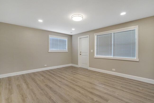 Building Photo - 1225 W 10th St Unit Apartment B