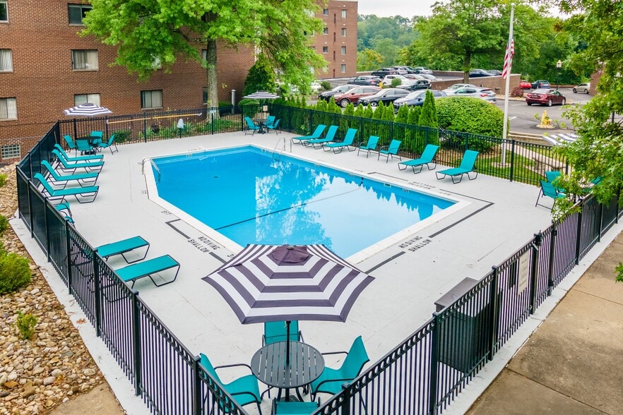 Pittsburgh Pool - Bryn Mawr Apartments