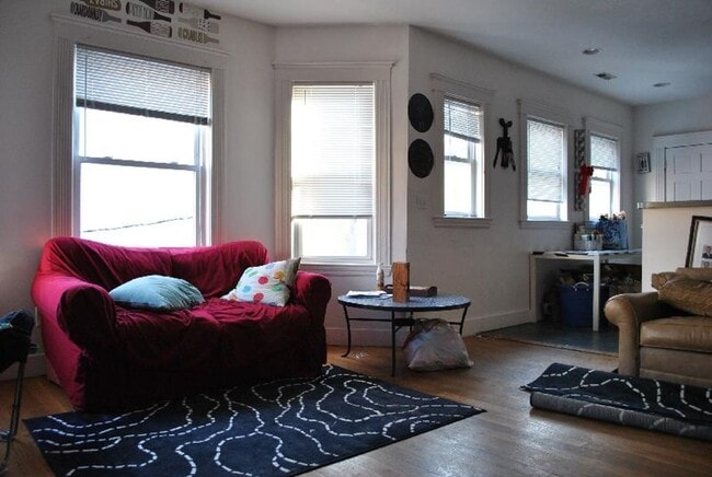 Building Photo - ALLSTON 5 BED/2 BATH ON GARDNER ST. FOR 9/...