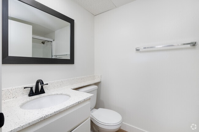 2BD, 2BA - 1,100SF - Primary Bathroom