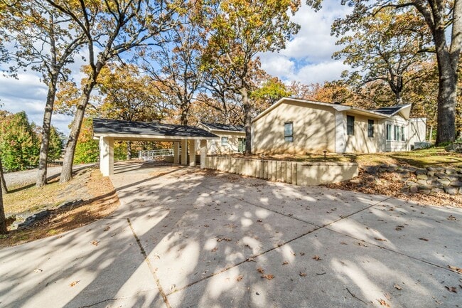 Photo - Gorgeous 5 bedroom, 2.5 bath House on a .8...