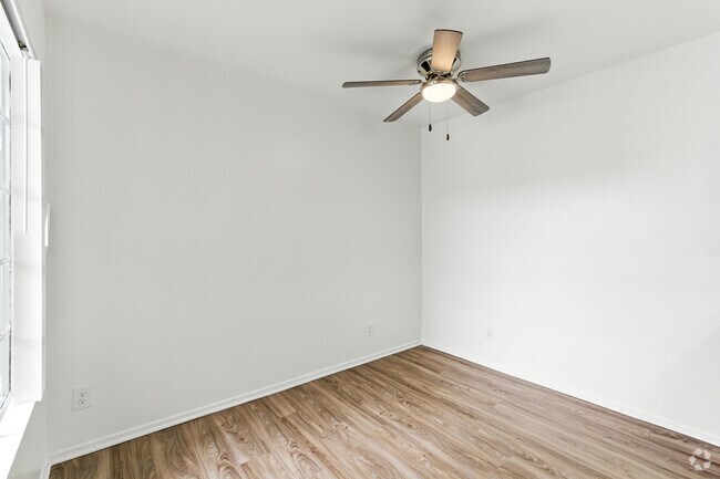 2BR, 2BA - 975SF - Dining Area