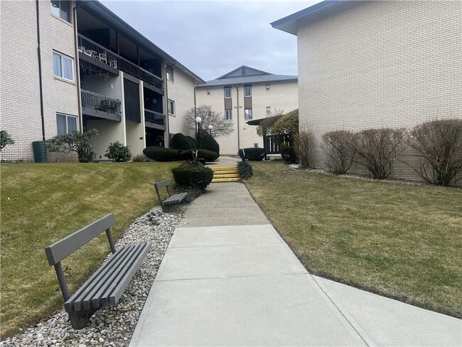 Photo - 400 Narragansett Pkwy