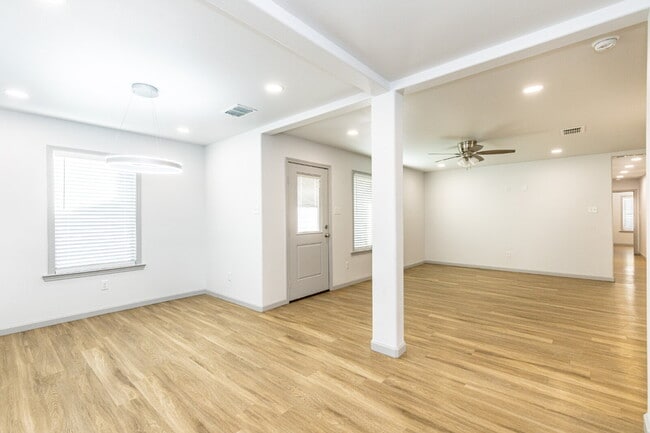 Photo - Luxurious Townhome Located In Lincoln 16!