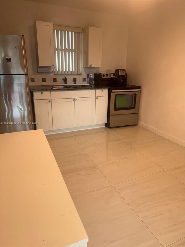 Photo - 317 W 34th St Unidad B