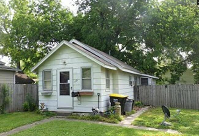 Building Photo - Close to Hospital