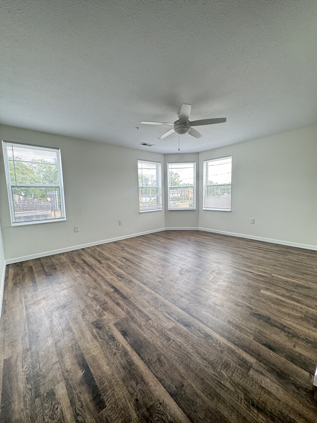 Building Photo - Barnett Commons