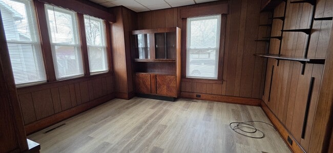 Photo - 704 S Main St