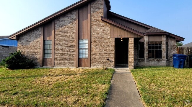 Building Photo - 3006 Hilldale Dr Rental