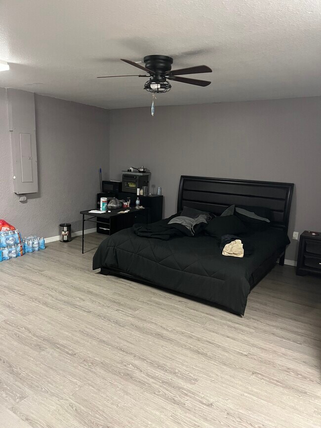 8044 Sandalwood Cir Unidad Room