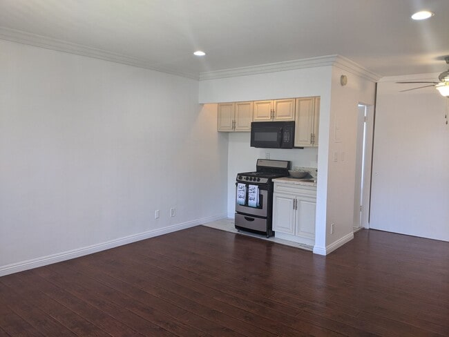 14024 Oxnard St