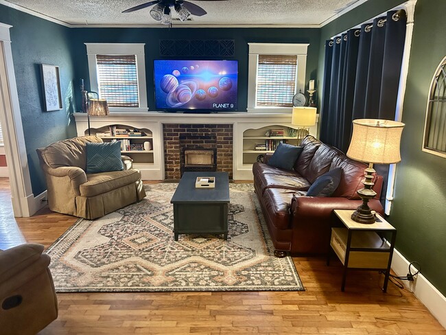 Living Room with Smart TV - 1515 Bluff Ave Casa