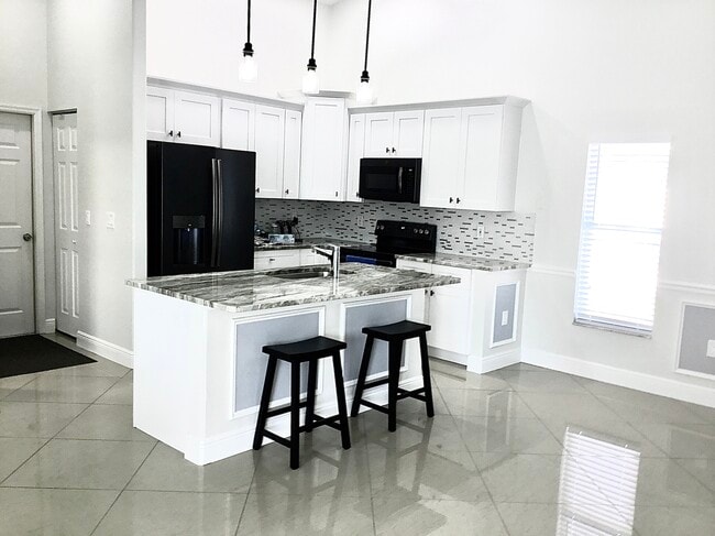 Encimeras de granito, todos los electrodomésticos de cocina incluidos. - 5714 29th Ct E