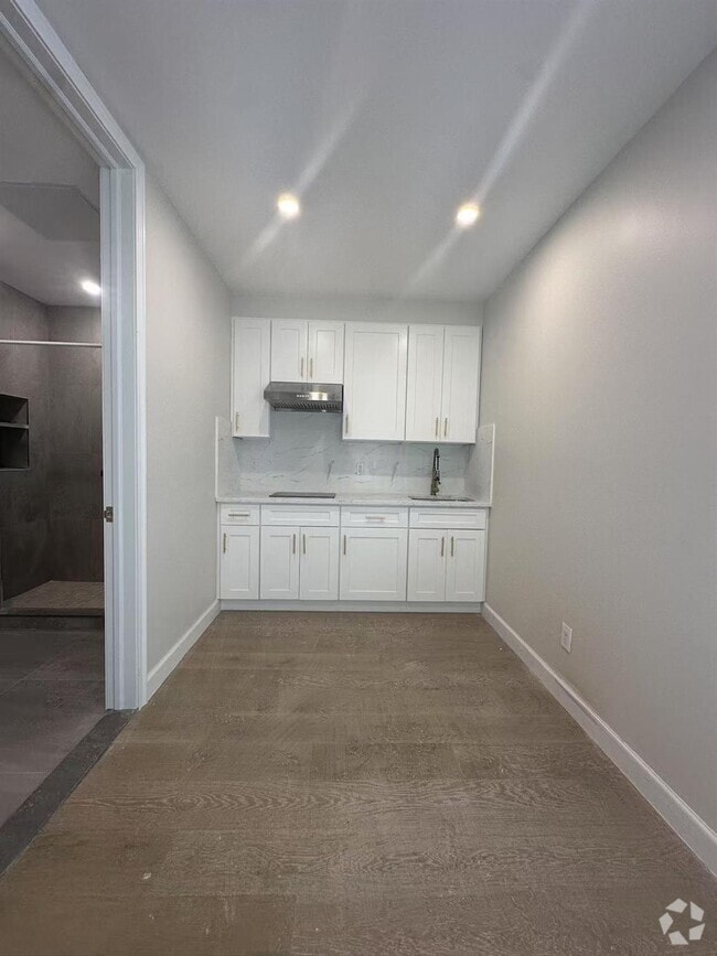 Building Photo - 42-09 Hampton St Unit 2B Rental