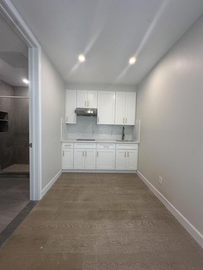 Photo - 42-09 Hampton St Unidad 2B Rental