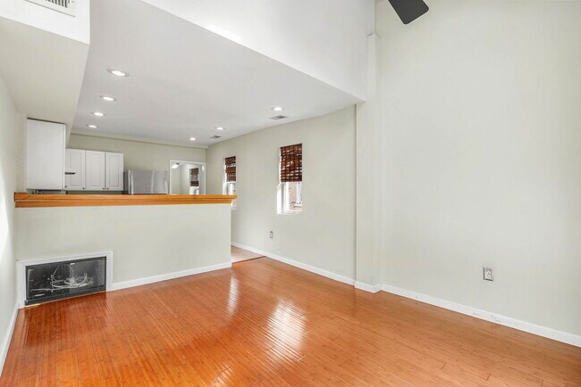 Photo - 1528 Bainbridge St
