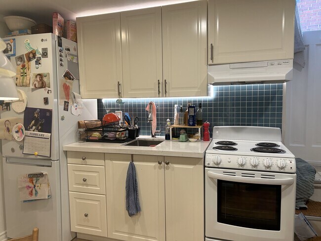 Photo - LARGE, very bright lower level loft apartment-  Available on April 1 is this beautiful, large and... Unité Lower