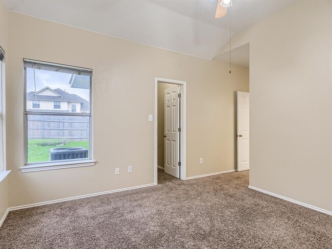 Photo - 2858 Southampton Way