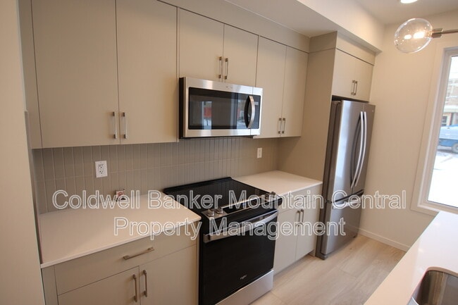 Photo - 343-330 30 St SW