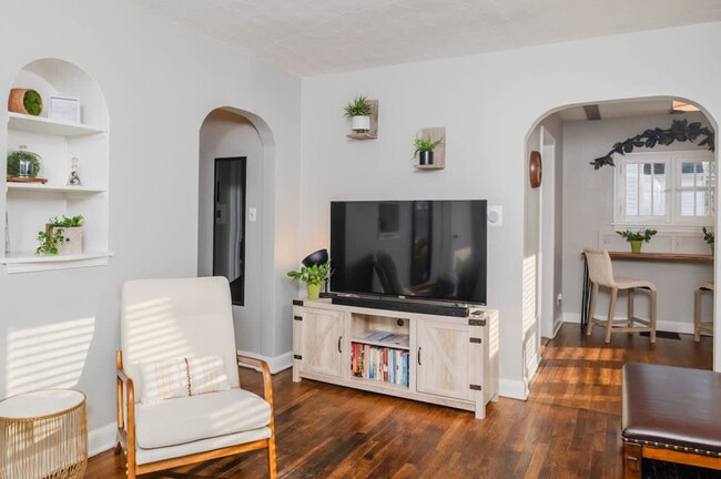 Photo - 432 W Seymour St Unit ID1061612P