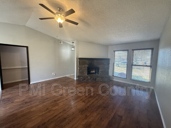 Photo - 316 W Austin St